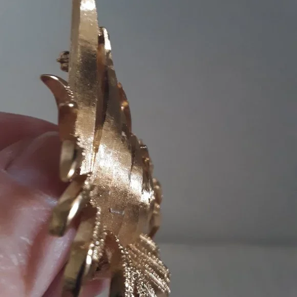 Vintage Monet Large Flower Gold Tone Pin Brooch(read description) - Picture 7 of 8